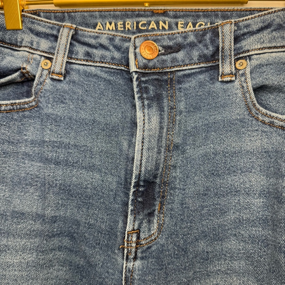 American Eagle Stretch Mom Jean in Easy Breezy Blue Distressed Frayed 8 Long - Picture 8 of 14